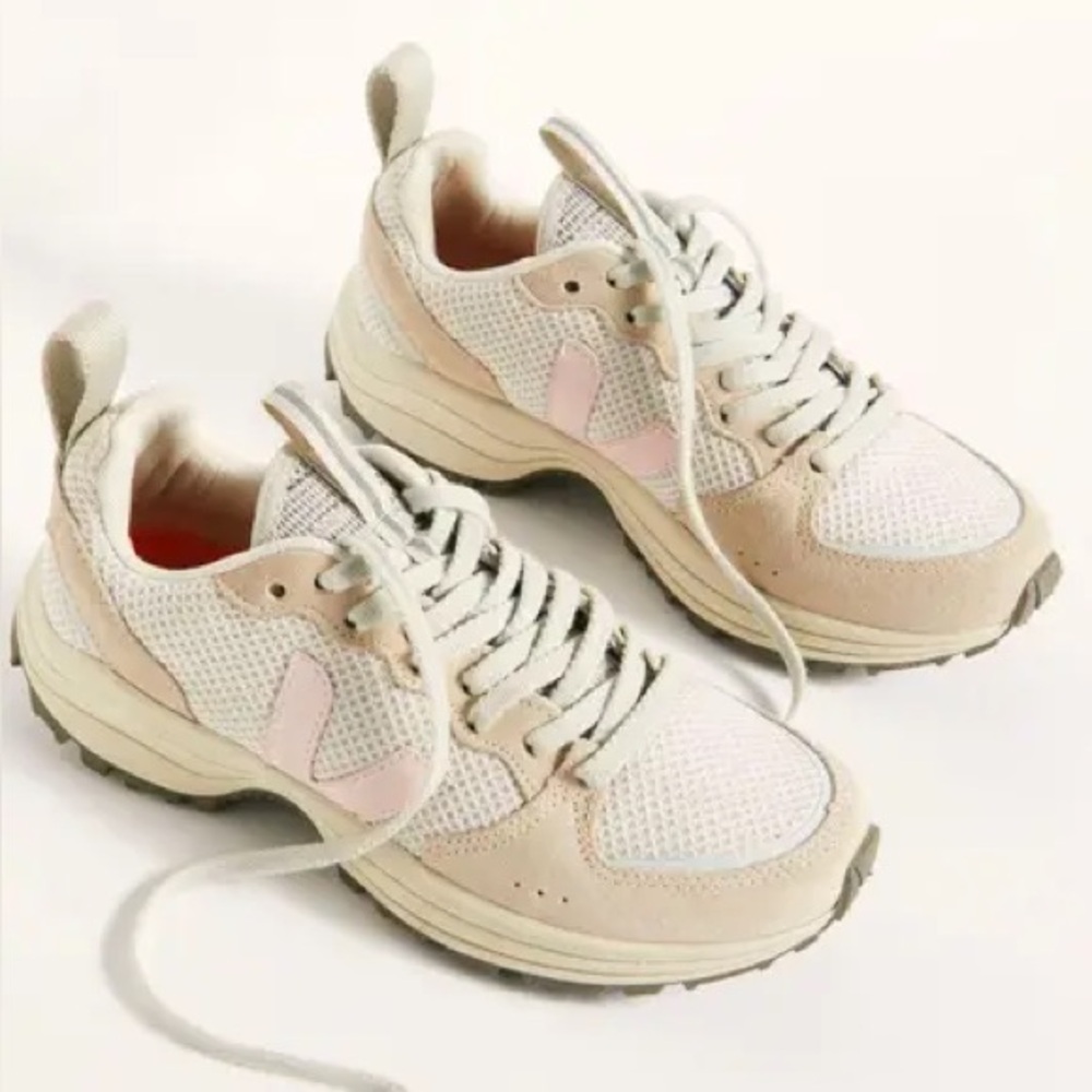 VEJA WOMENS VENTURI SNEAKER
Gravel Petale Beige and Pink Sneakers 38 7